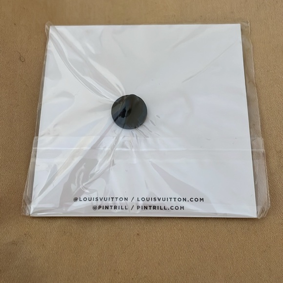 LTD EDITION Exhibiton Louis Vuitton New York program and pin - Picture 6 of 6